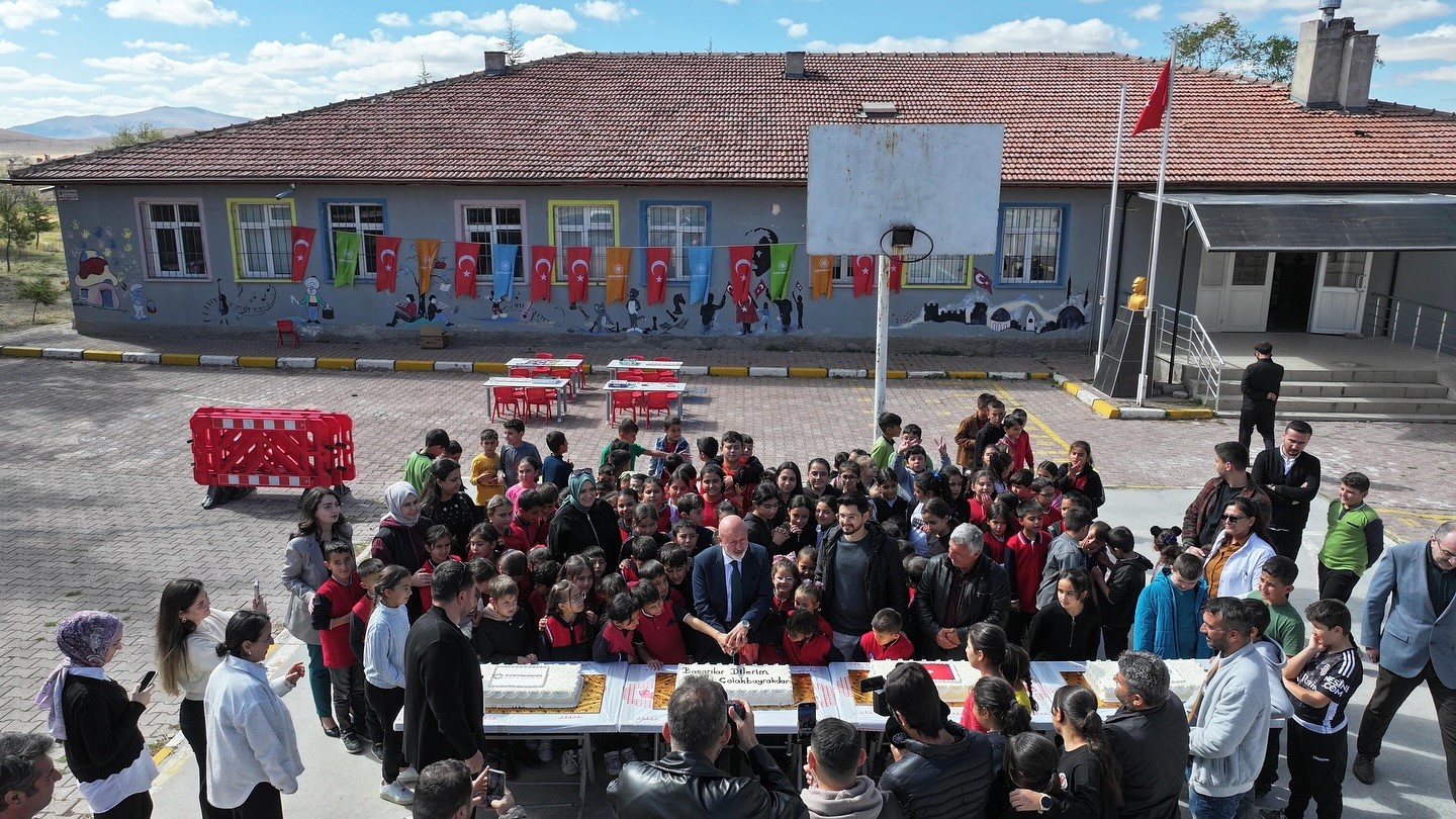 Başkan Çolakbayrakdar, Mahzeminli çocuklarla ‘Bir Dilim Mutluluk’ta buluştu