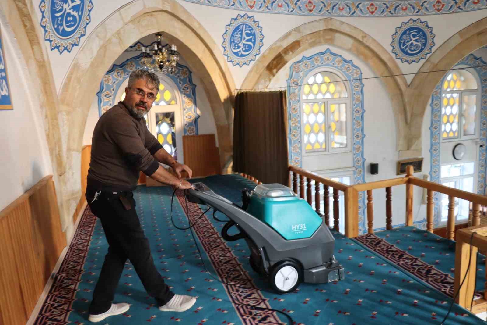 Belediyeden camilere örnek hizmet
