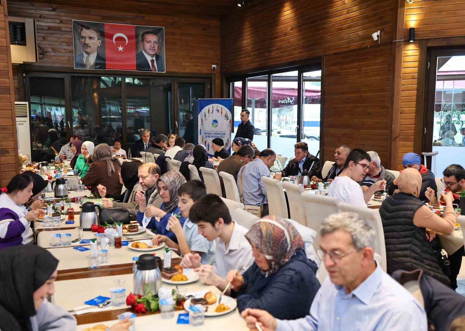 Başkan Alemdar, Beyaz Baston G&uuml;n&uuml;&rsquo;nde g&ouml;rme engellilerle buluştu
