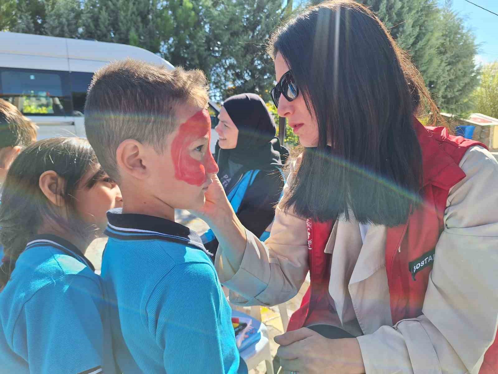 Kavaklıdere’de gönüllü gençlerden miniklere tiyatro keyfi
