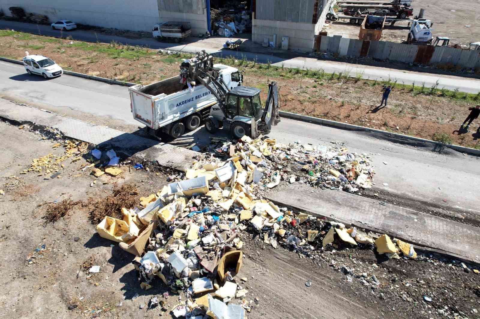 Akdeniz Belediyesi ekipleri aynı b&ouml;lgede tonlarca &ccedil;&ouml;p ve hurda topladı
