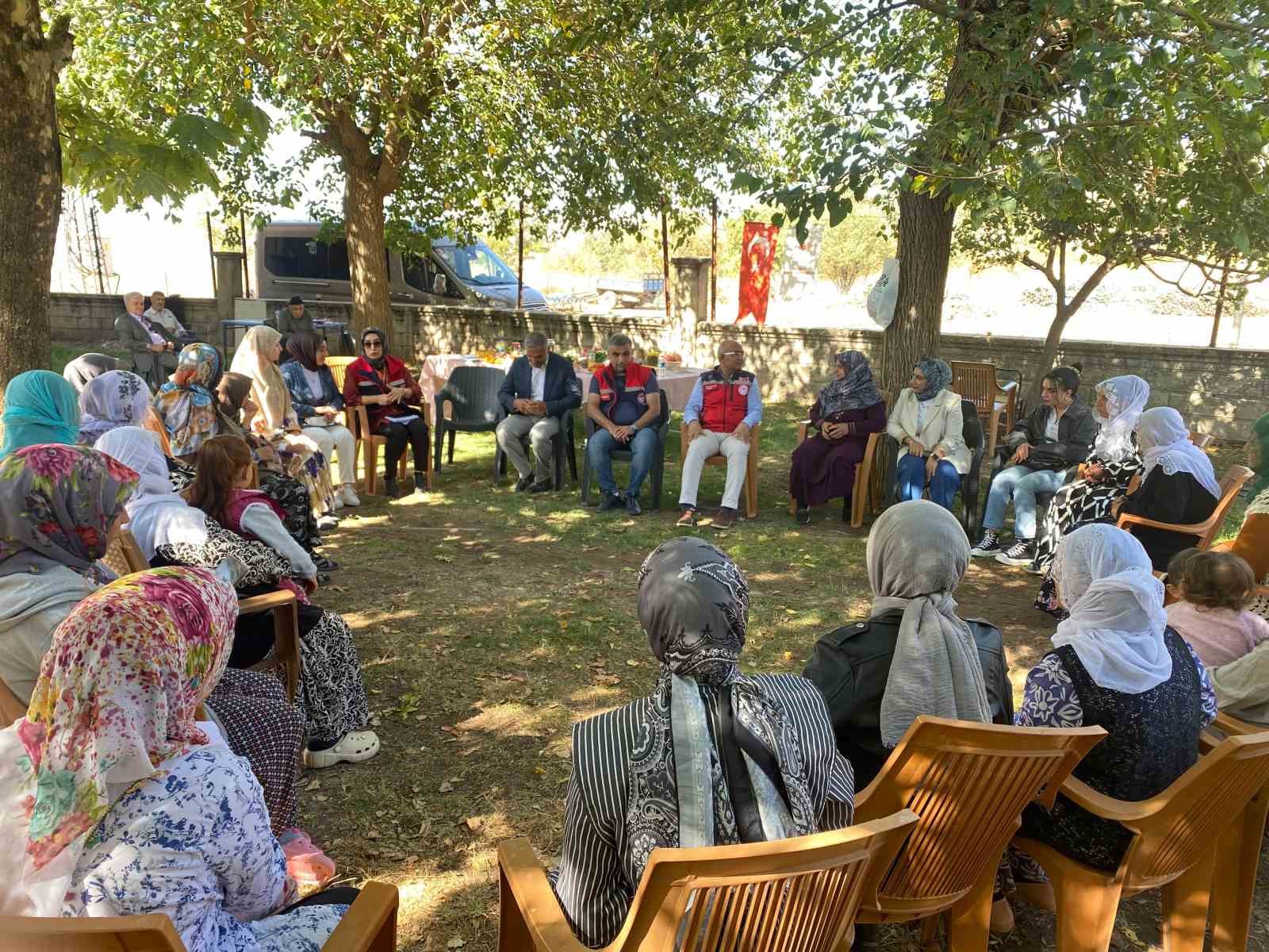 Tarım ve Orman M&uuml;d&uuml;r&uuml; Şenverdi, kadın &ccedil;ift&ccedil;ilerle bir araya geldi
