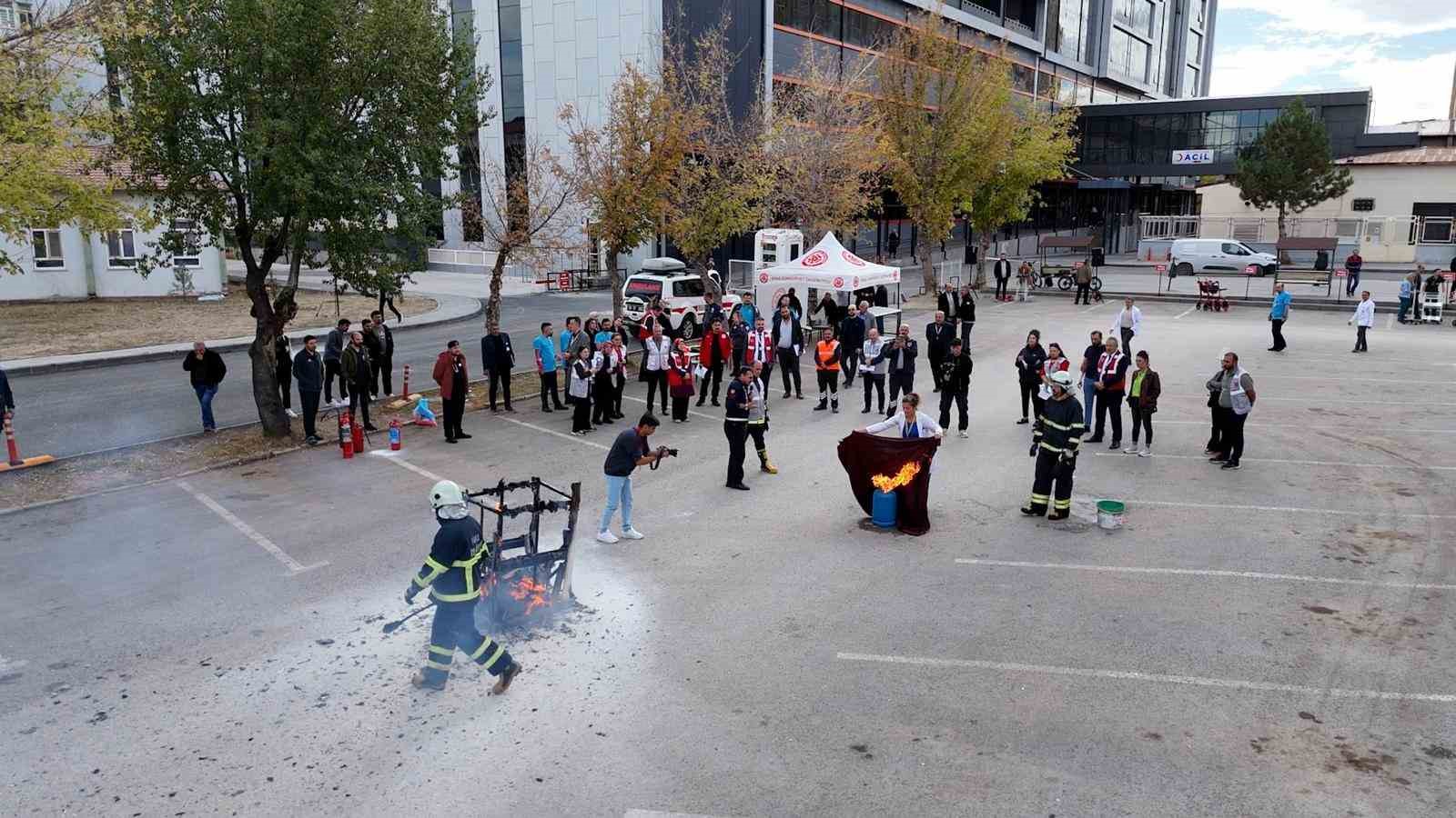 Gerçeğini aratmayan tatbikatta hastanede mahsur kalanlar tahliye edildi