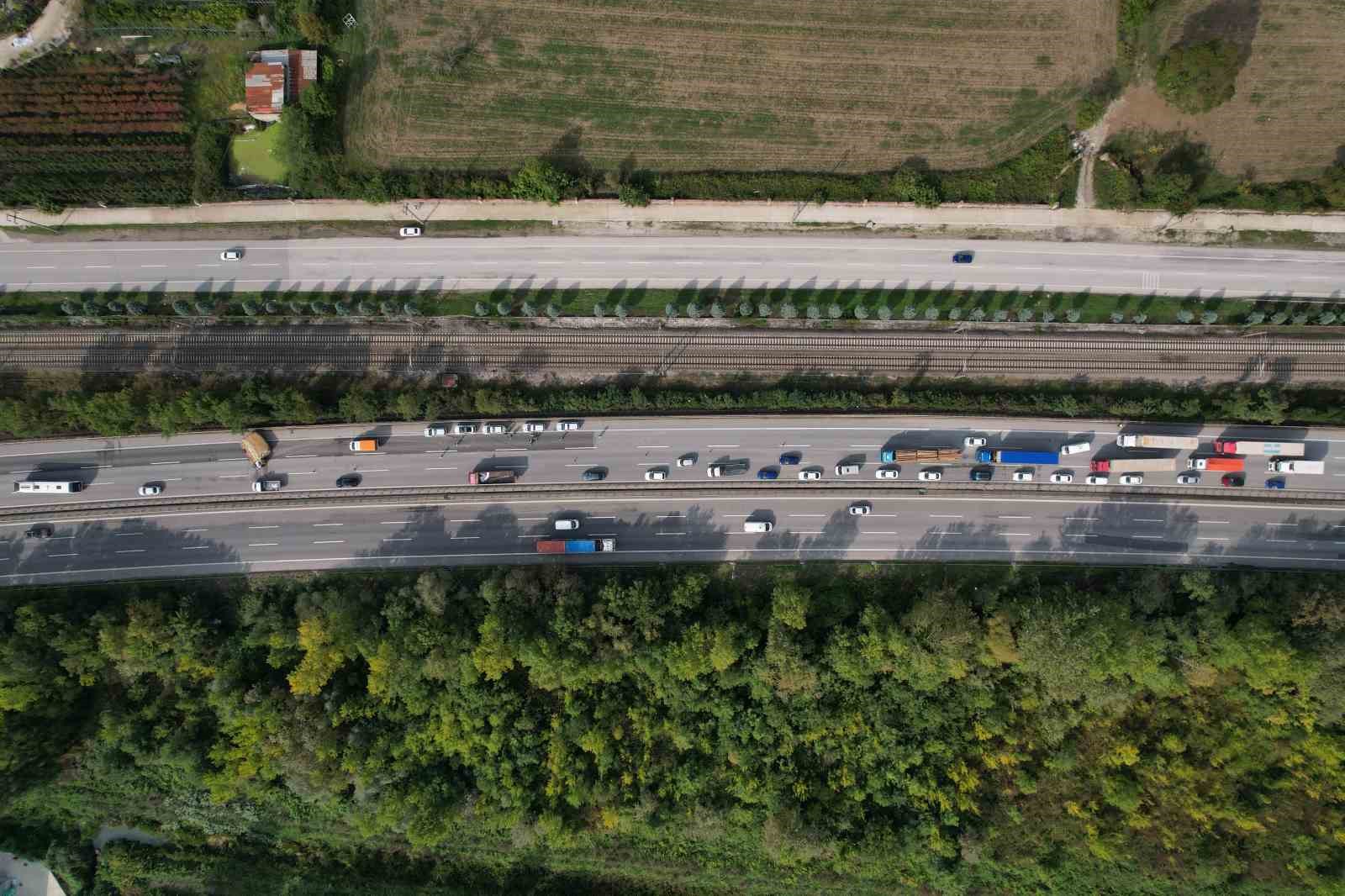 Anadolu Otoyolu&rsquo;nu kilitleyen kaza: Kontrolden &ccedil;ıkan kamyonet yan yattı
