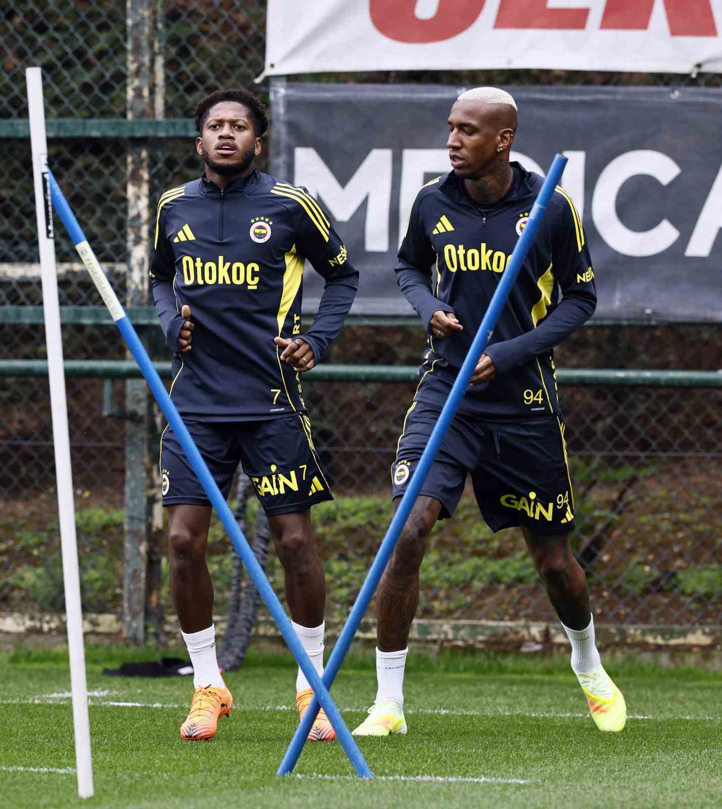 Fenerbah&ccedil;e, Fatih Karag&uuml;mr&uuml;k ma&ccedil;ı hazırlıklarını s&uuml;rd&uuml;rd&uuml;
