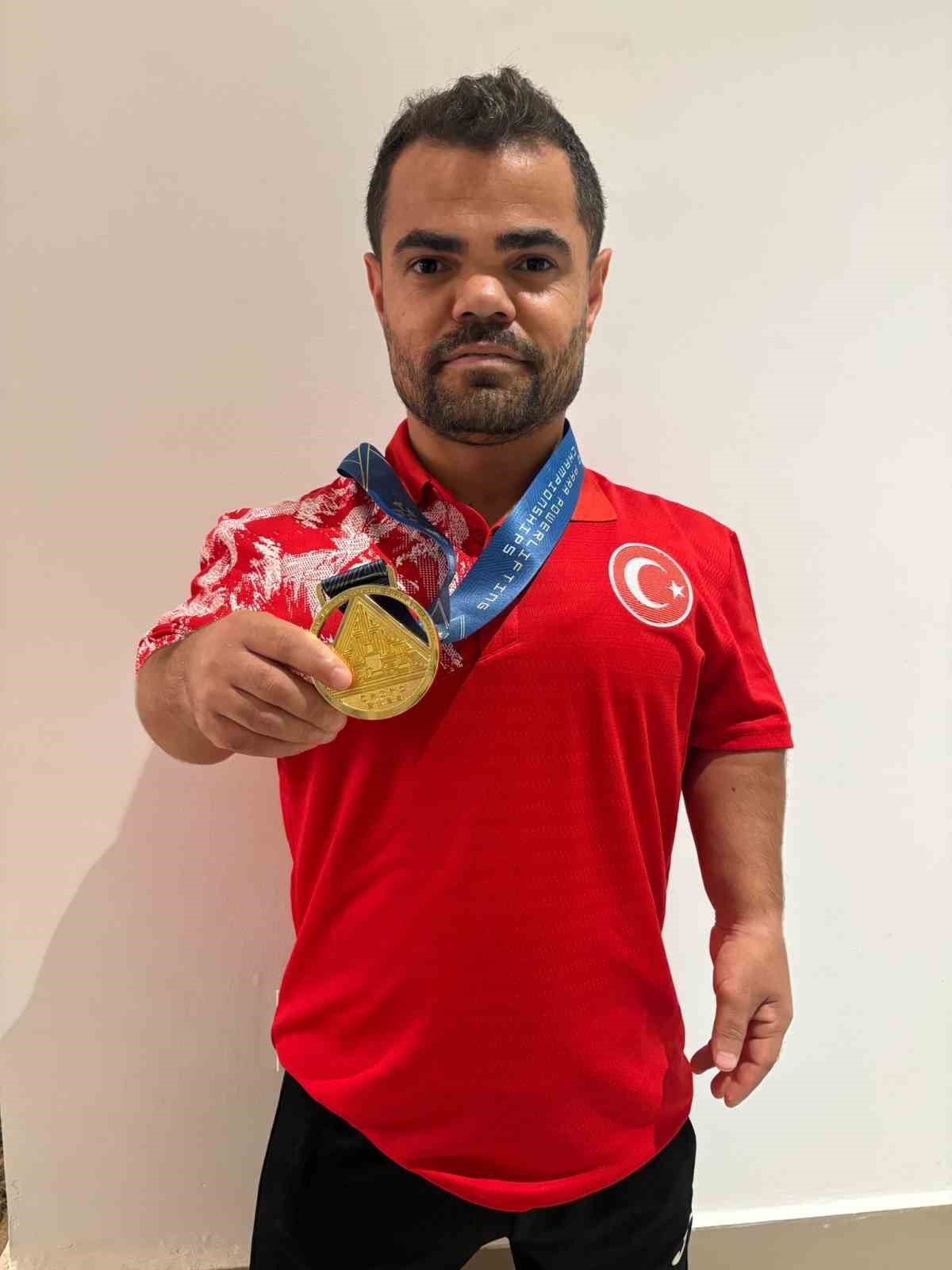 Abdullah Kayapınar, d&uuml;nya şampiyonu oldu
