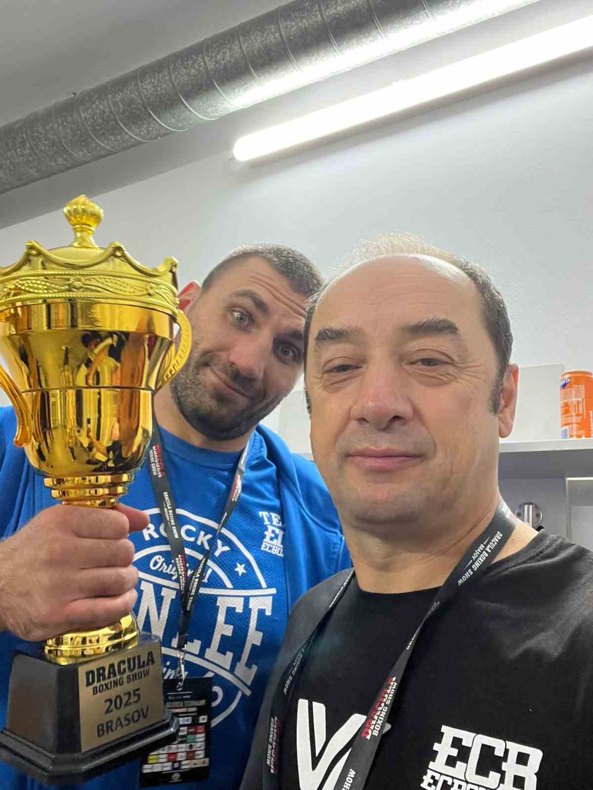 T&uuml;rk kul&uuml;b&uuml;n&uuml;n boks&ouml;rlerinden Romanya&rsquo;da iki nakavt
