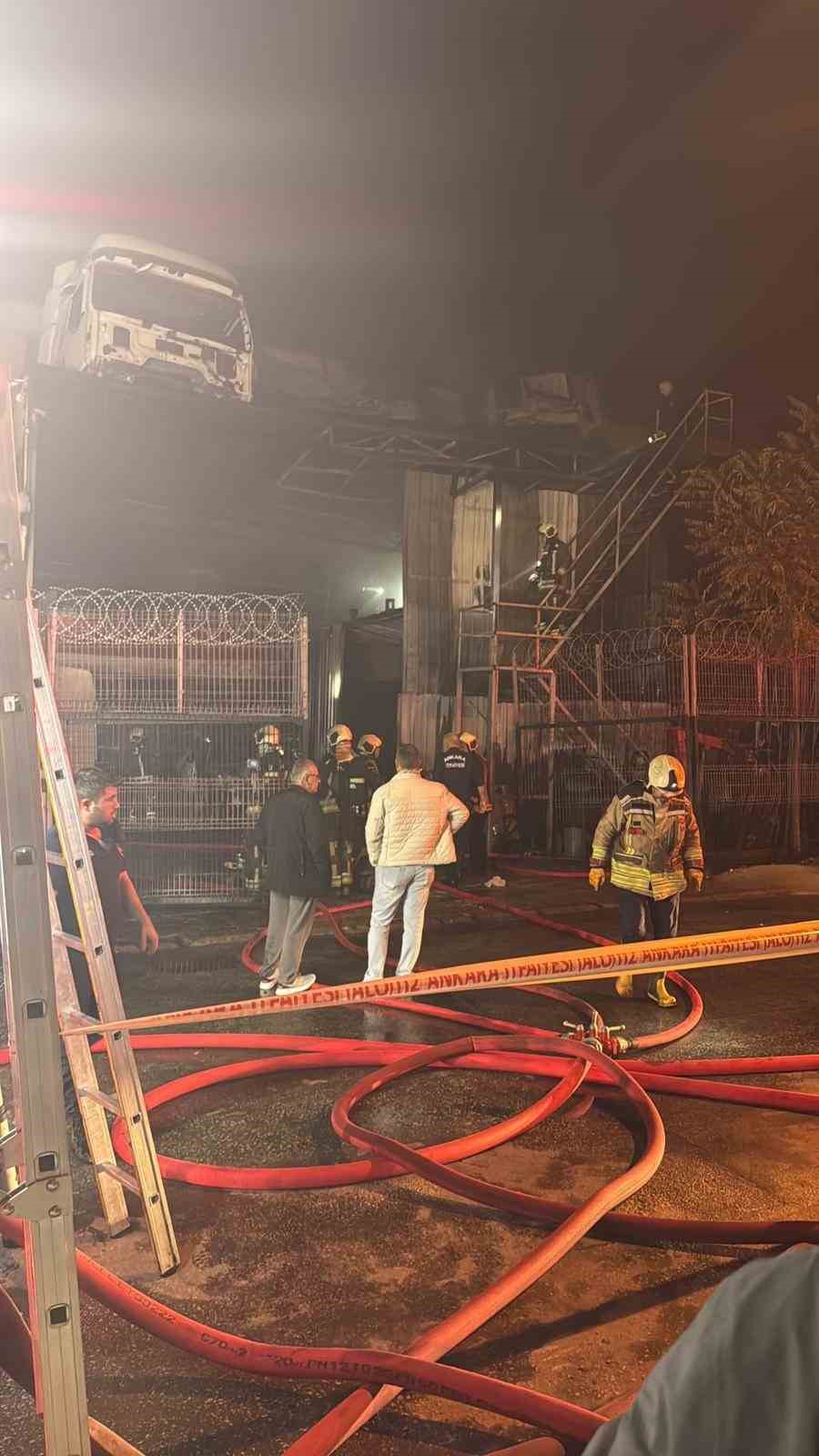Ankara&rsquo;da oto tamir d&uuml;kkanında yangın paniği
