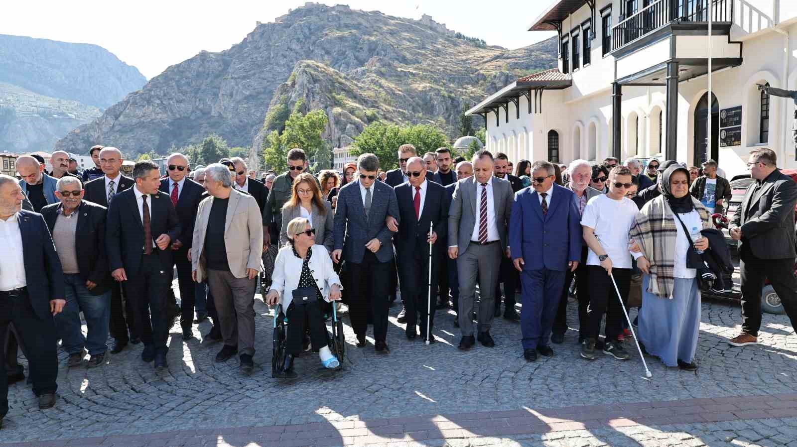 Amasya&rsquo;da g&ouml;rme engellilere beyaz baston dağıtıldı
