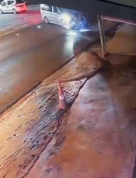 Motosikletli gen&ccedil;lerin havada savrulduğu kaza kamerada
