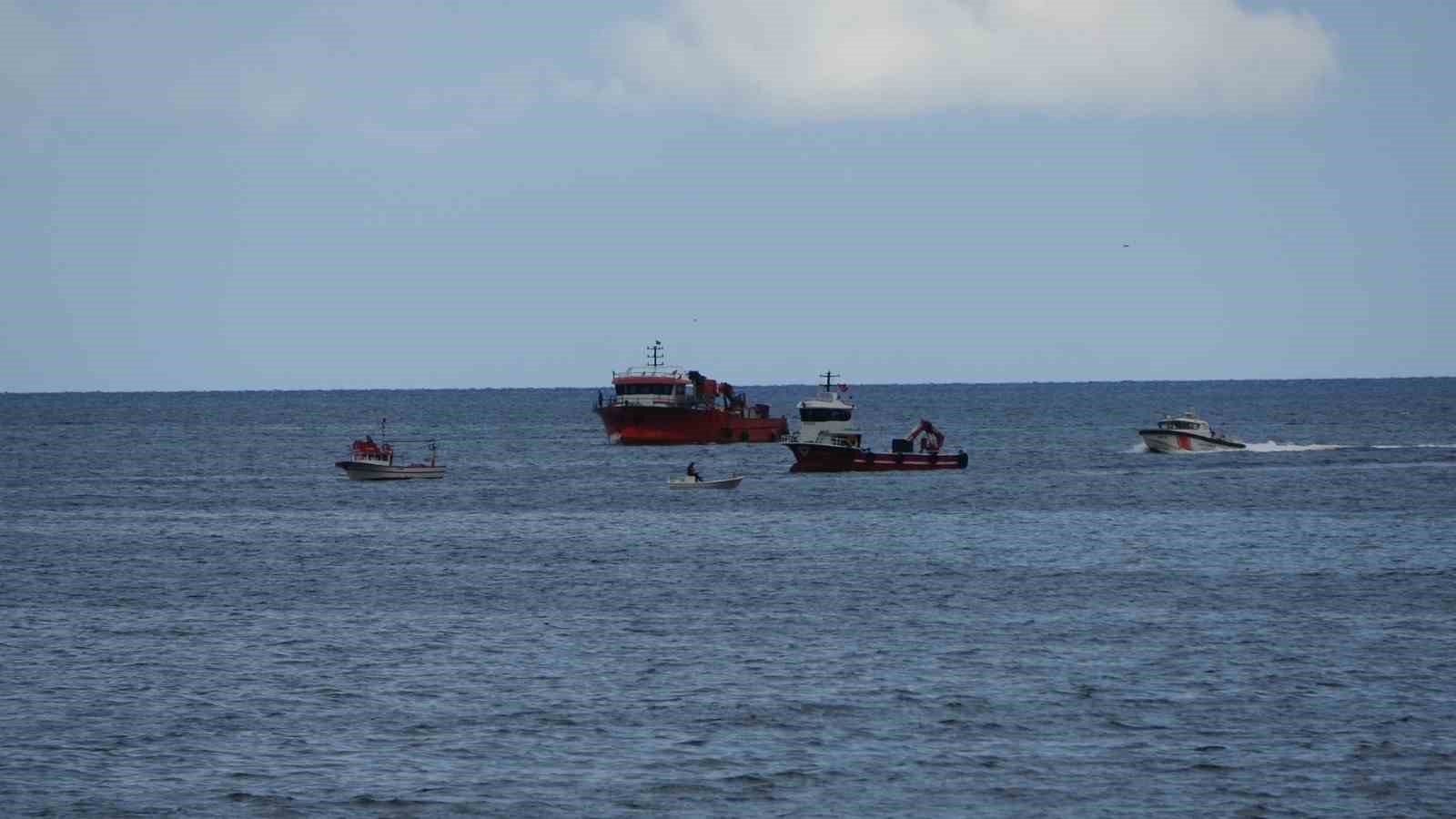 Denizde teknesi terk edilmiş halde bulunan balık&ccedil;ı i&ccedil;in arama &ccedil;alışması başlatıldı
