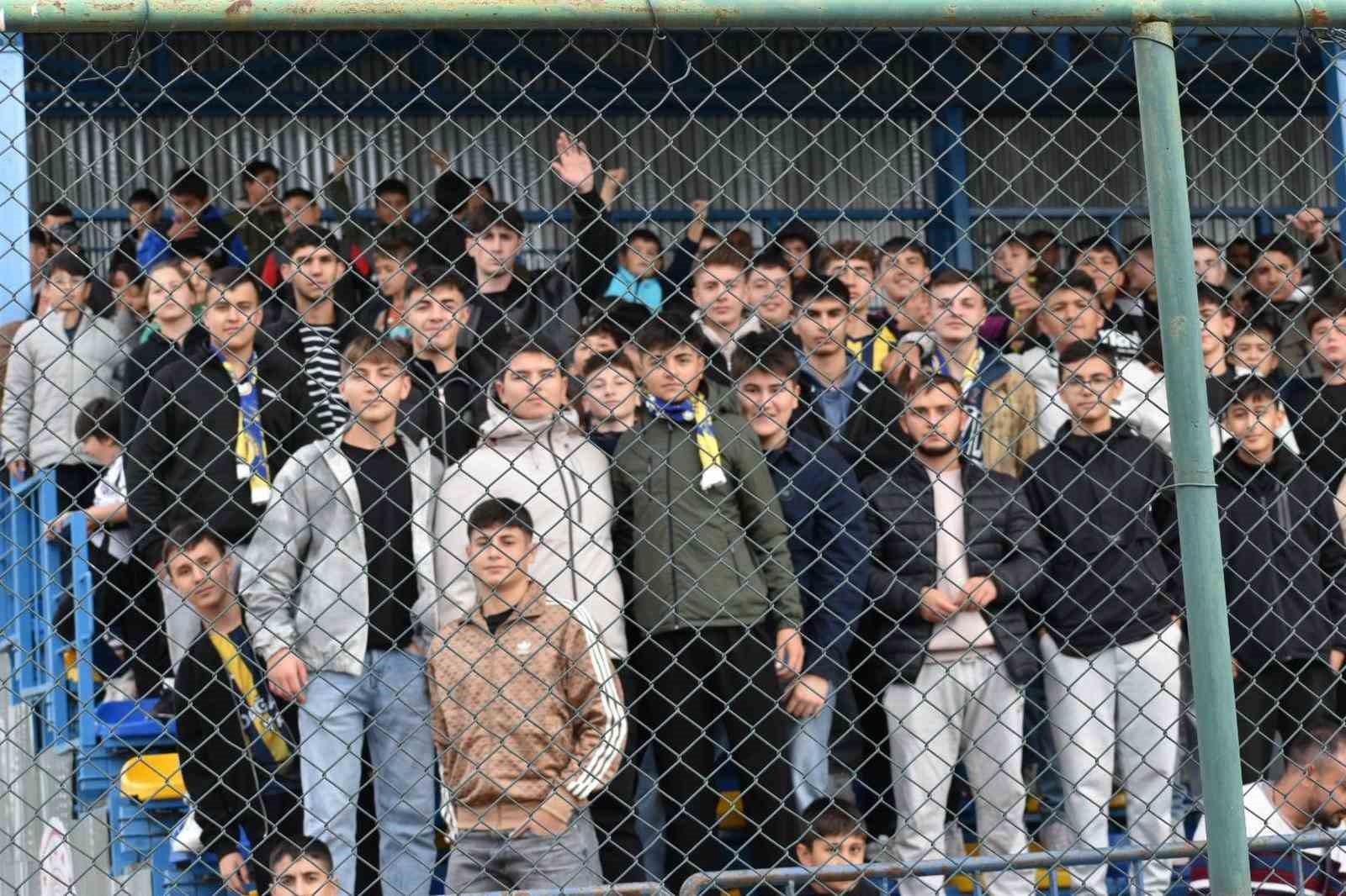 Profesyonel ligde çıktıkları ilk maçta seyircileri dışarıda kaldı