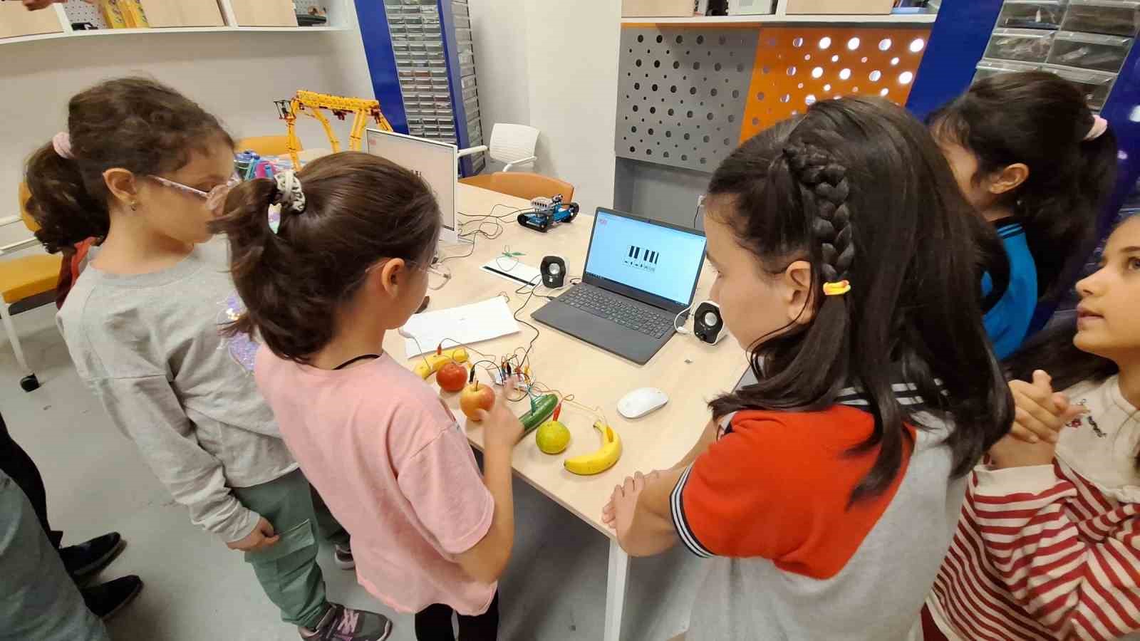 Esentepe Gençlik Merkezinde çocuklar teknolojiyle buluşuyor