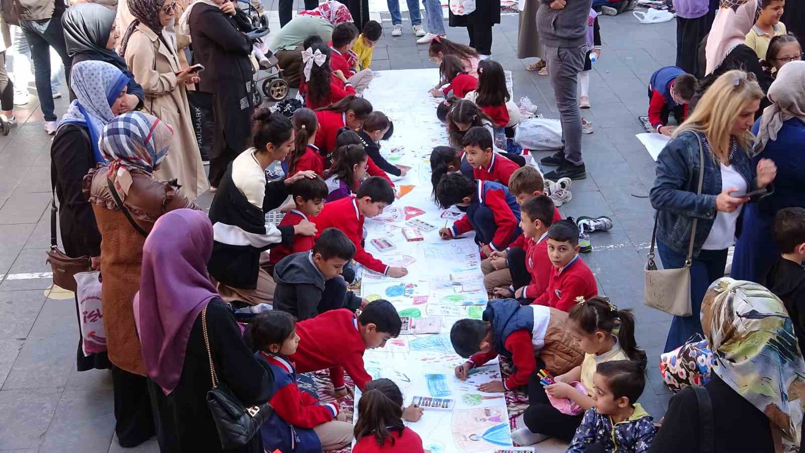 Siirt&rsquo;te bin 500 &ouml;ğrenci aynı anda &lsquo;aile&rsquo; temasıyla resim &ccedil;izdi
