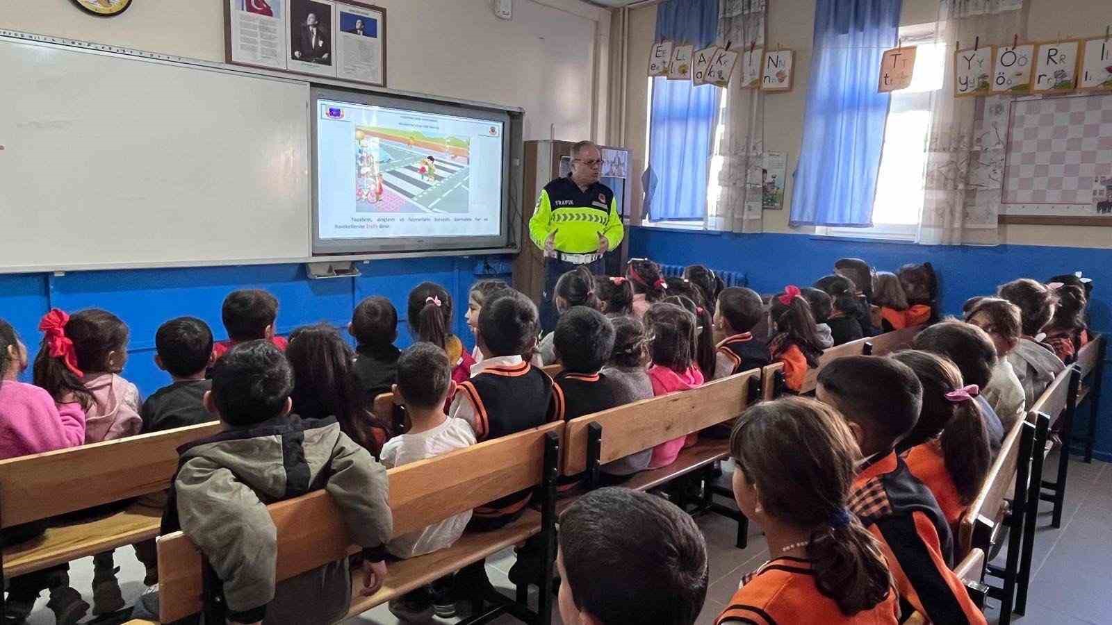 Muradiye&rsquo;de &ouml;ğrencilere trafik g&uuml;venliği eğitimi
