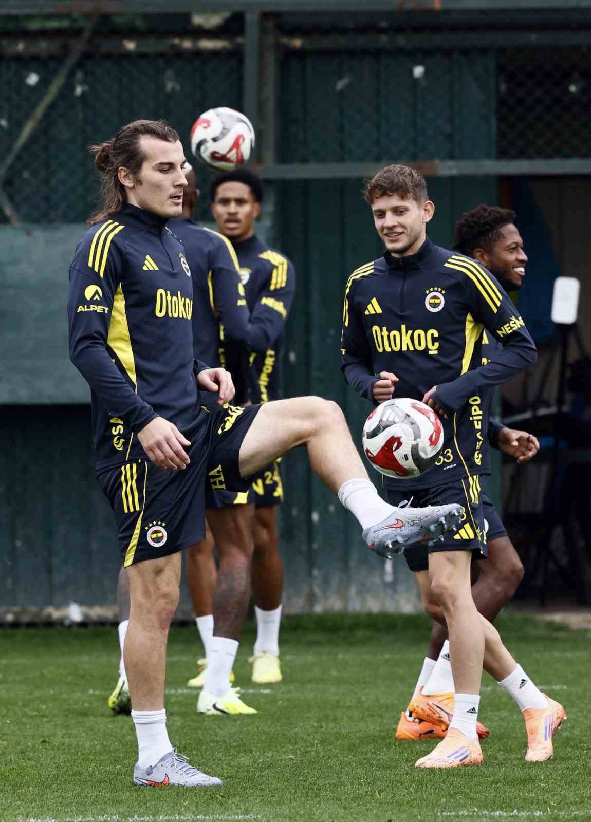 Fenerbah&ccedil;e&rsquo;de Başkan Saran idmanı takip etti
