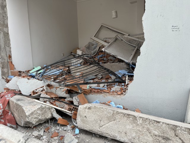 İzmir’de freni boşalan kamyon duvarı yıkıp eve girdi