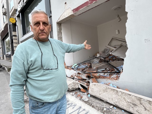 İzmir’de freni boşalan kamyon duvarı yıkıp eve girdi