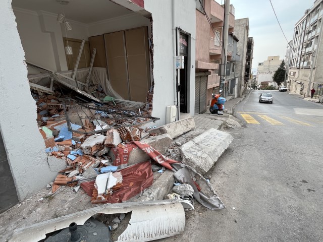 İzmir’de freni boşalan kamyon duvarı yıkıp eve girdi