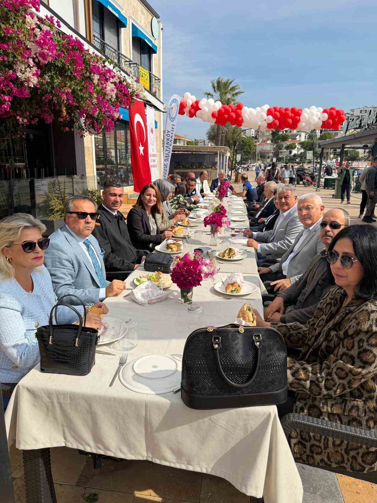 Çeşme Dalyanköy’de vatandaşa ücretsiz balık ziyafeti
