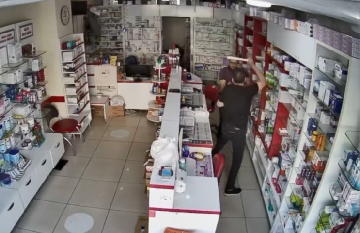 Mersin’de muadil ilaç verdiği için eczacı kalfasının kafasını sopayla yaran saldırgan, cebinden çıkardığı bıçakla üzerine saldırdı