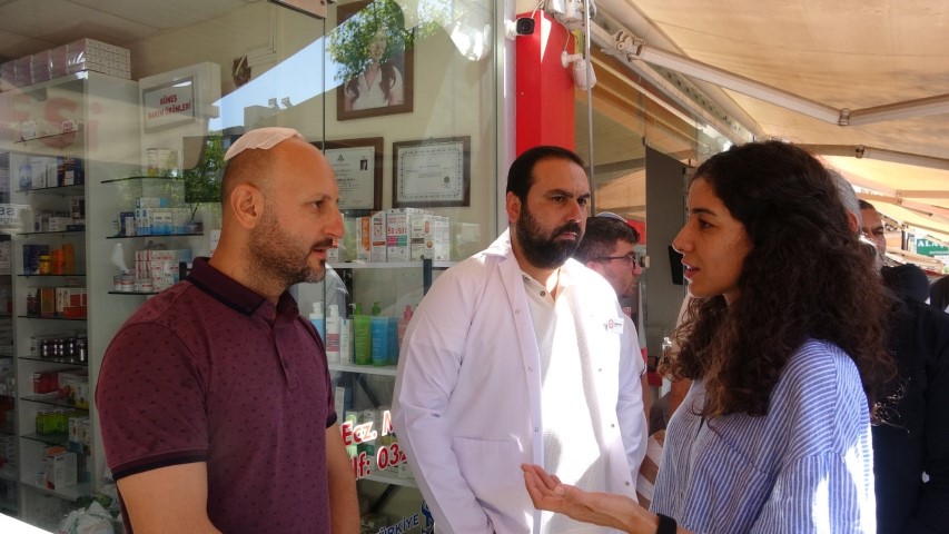 Mersin’de muadil ilaç verdiği için eczacı kalfasının kafasını sopayla yaran saldırgan, cebinden çıkardığı bıçakla üzerine saldırdı