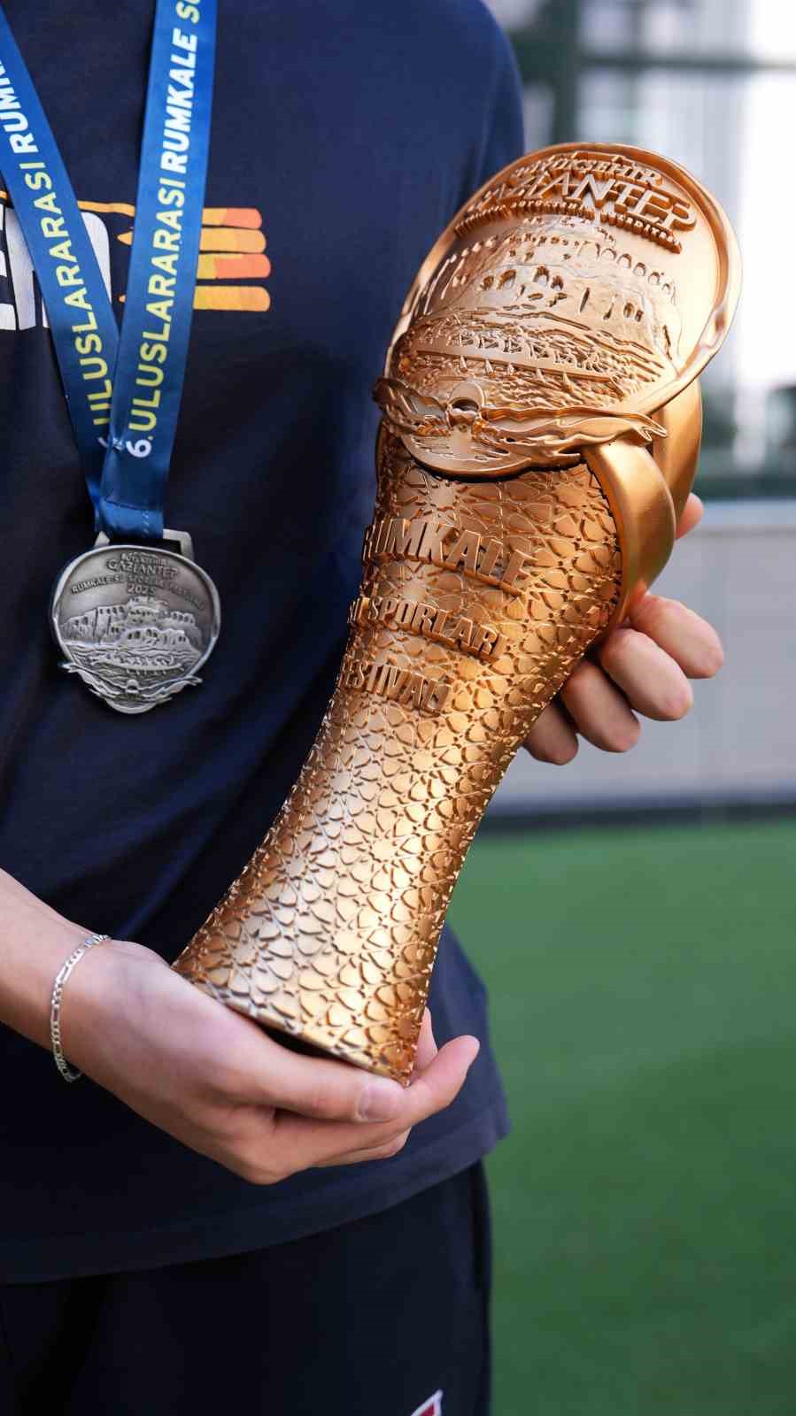 Erdem Koleji Öğrencisi Özduman’dan uluslararası şampiyonluk gururu
