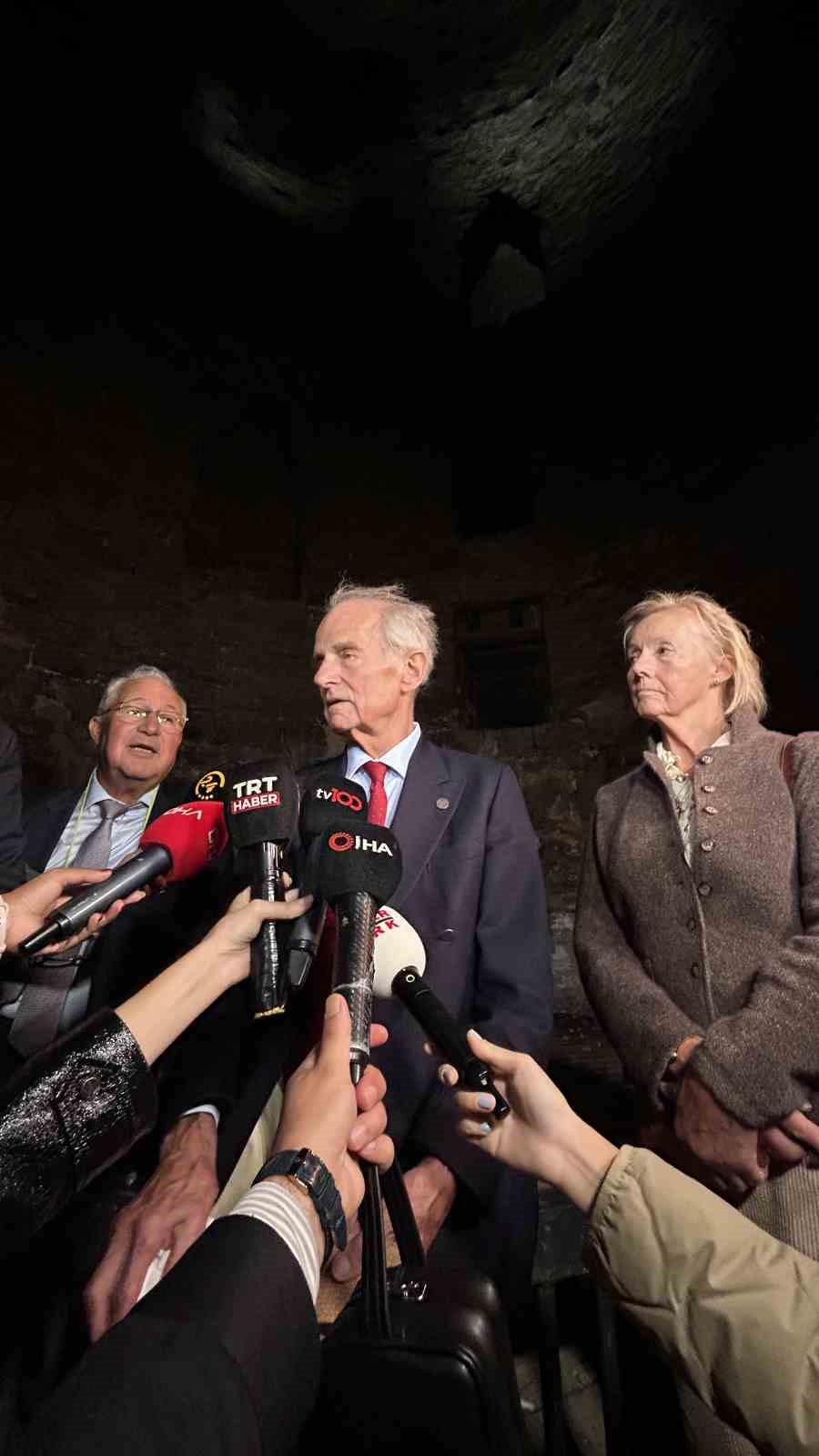 Lev Tolstoy’un yeğeni Kont Nikola Tolstoy, Yedikule Zindanları’nı ziyaret etti: "Osmanlı’dan çok öğreneceklerimiz var"