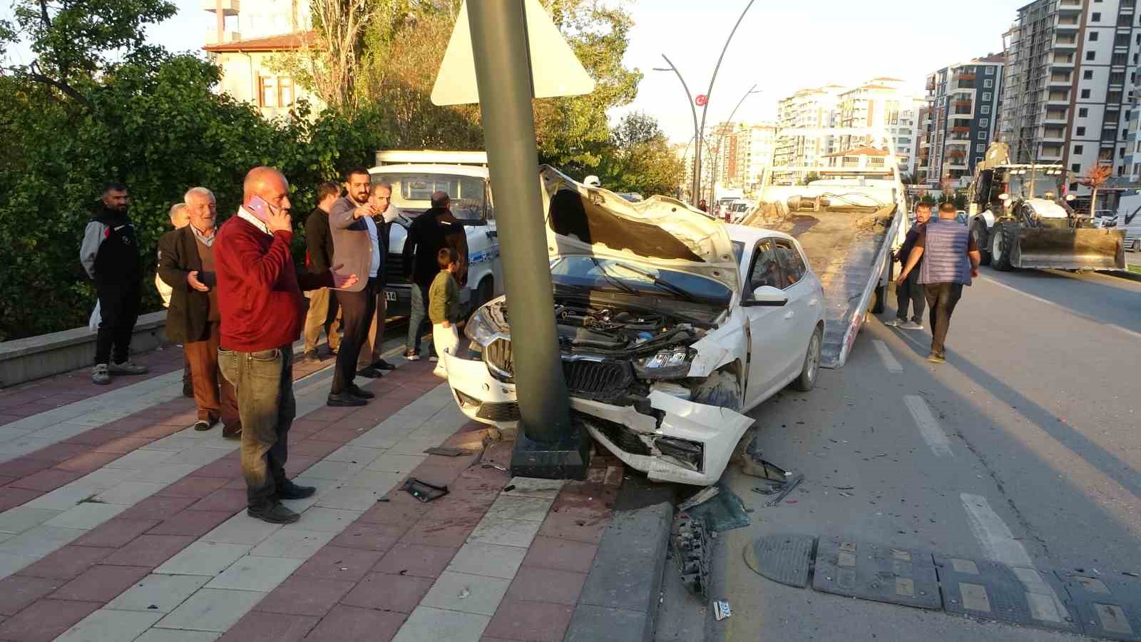 Otomobilin &ccedil;arptığı ara&ccedil; savrularak evin balkonuna girdi: 2&rsquo;si &ccedil;ocuk 3 yaralı
