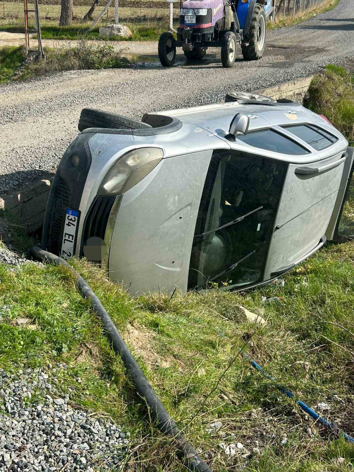 Burhaniye&rsquo;de otomobil k&ouml;pr&uuml;den dereye devrildi
