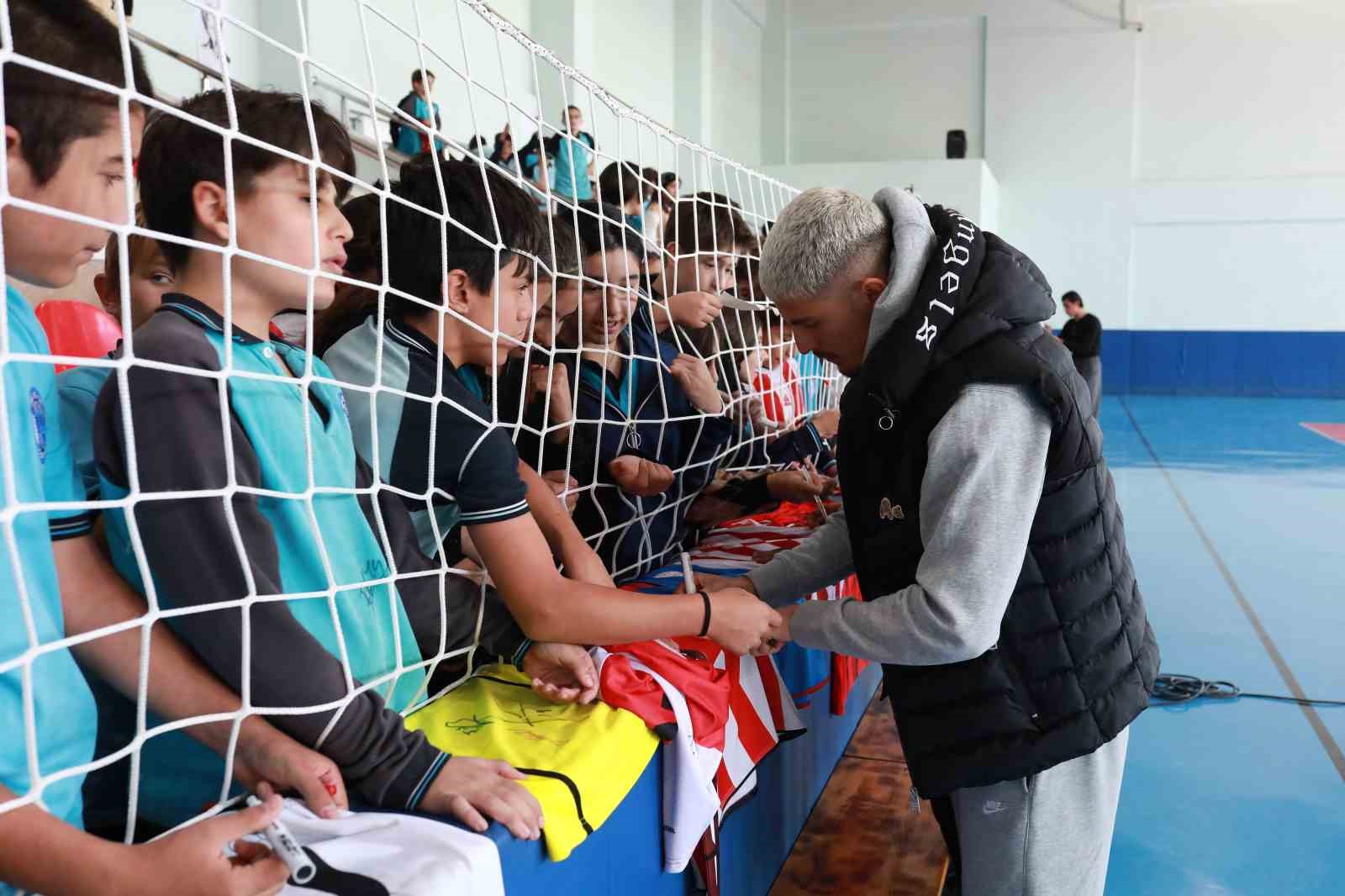 Ortaokul &ouml;ğrencileri Sivasspor sevgisini resmetti, futbolcular sergiyi a&ccedil;tı
