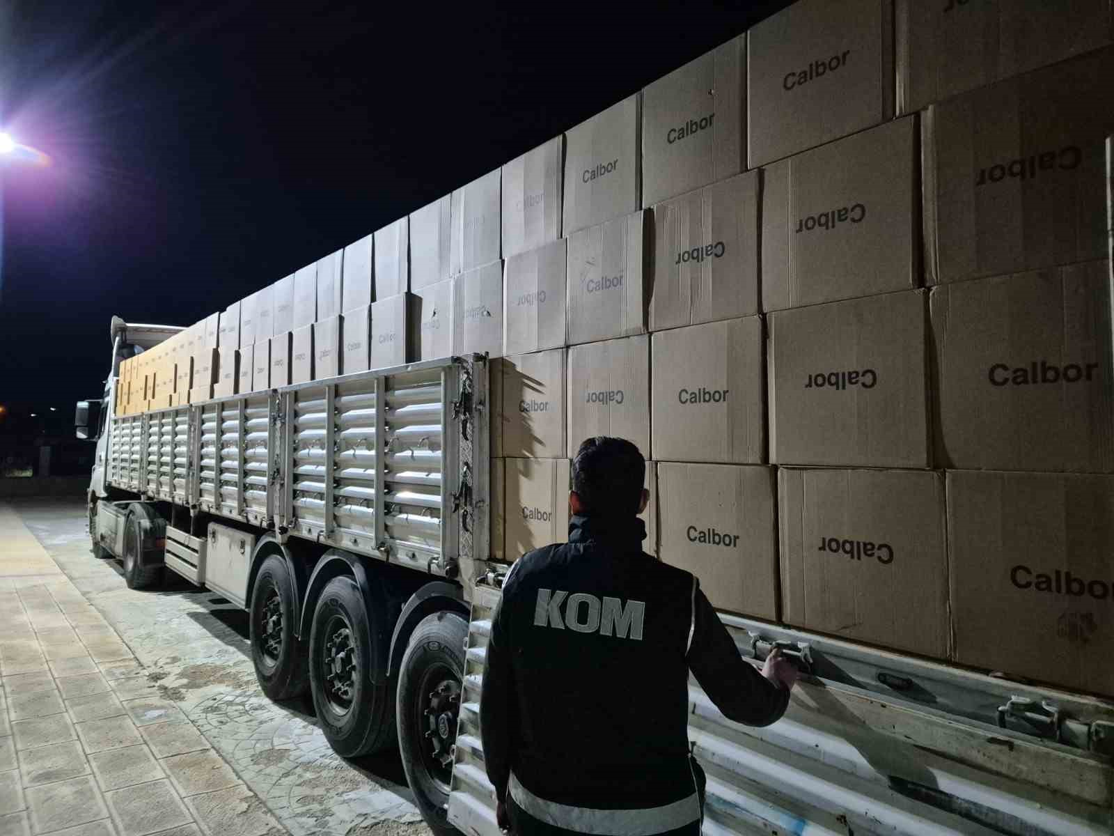 Kırşehir&rsquo;de 9 milyon 800 bin adet m&uuml;kerrer bandroll&uuml; makaron ele ge&ccedil;irildi
