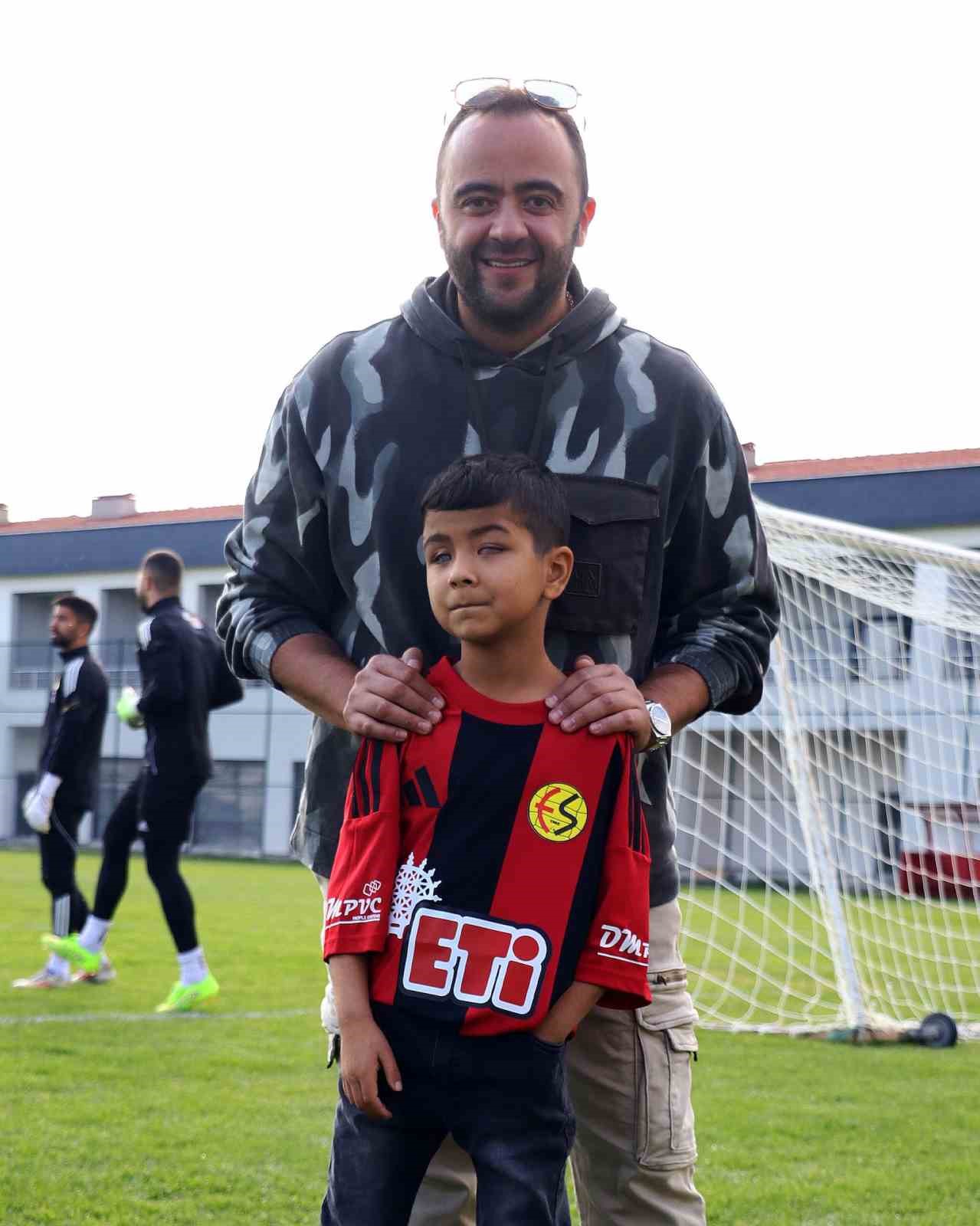 Ameliyatla görme kabiliyetini kazan Hamit, Eskişehirspor antrenmanını seyretti