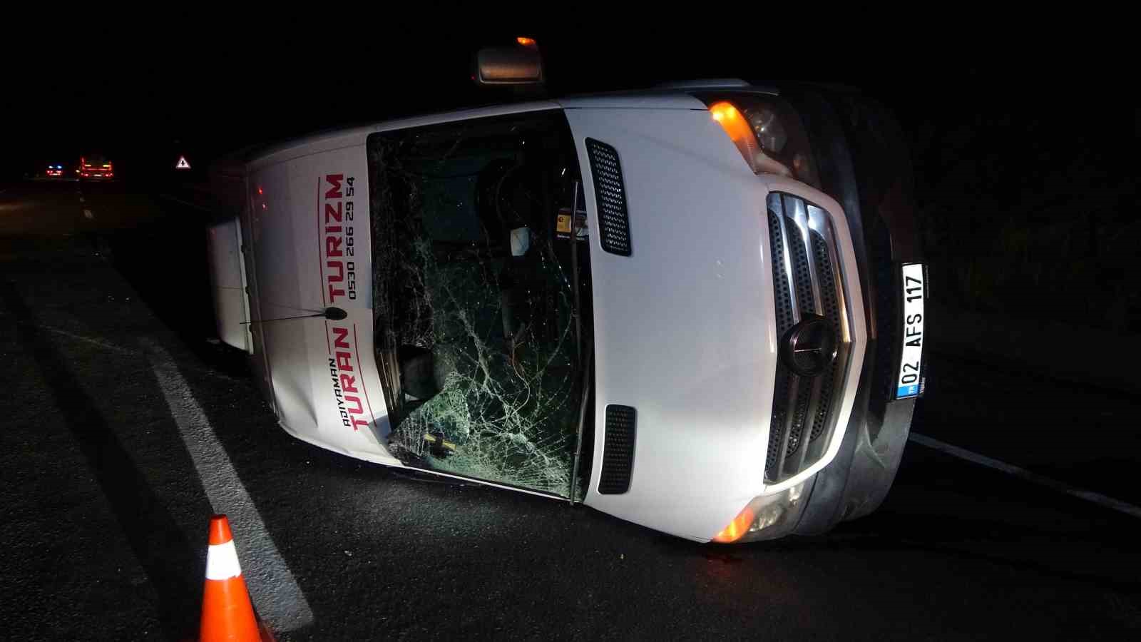 Hafif ticari ara&ccedil;la &ccedil;arpışan tur midib&uuml;s&uuml; devrildi: 13&rsquo;&uuml; &ouml;ğrenci 14 kişi yaralandı
