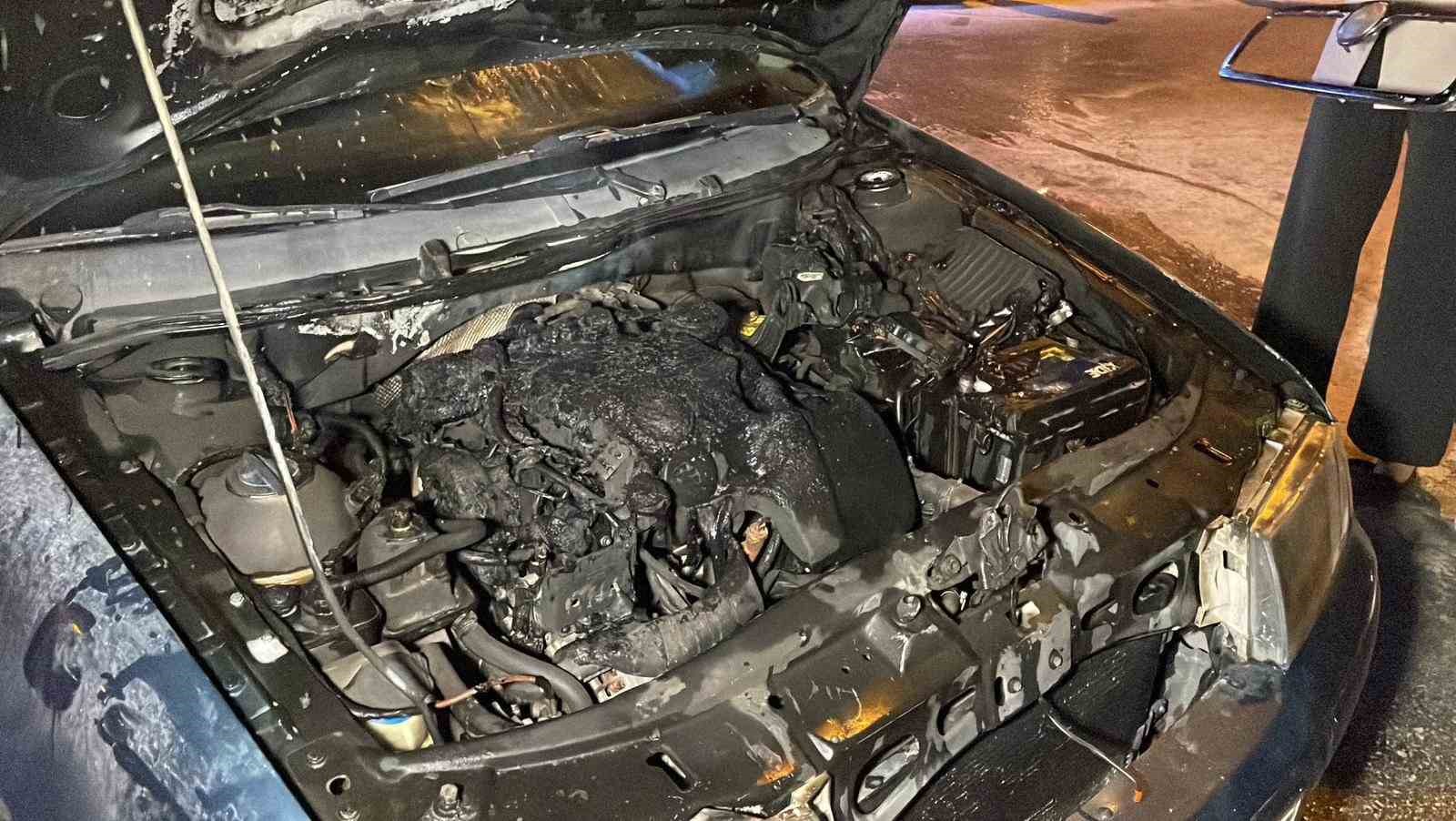 Karaman&rsquo;da seyir halindeki otomobil alev alarak yandı
