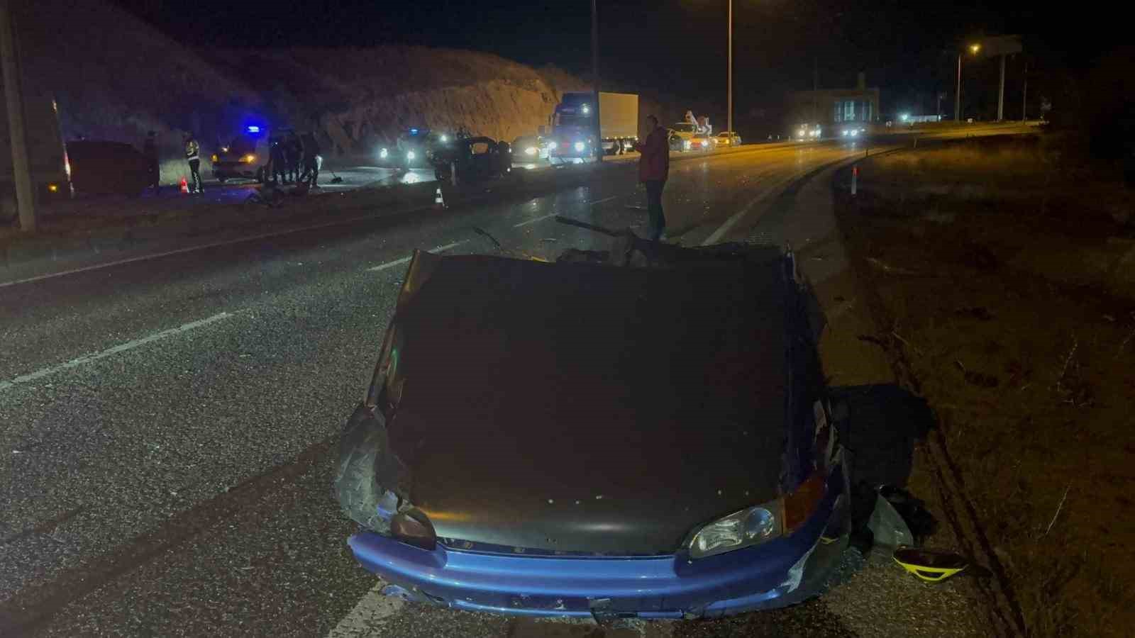 Yozgat&rsquo;ta aydınlatma direğine &ccedil;arpan otomobilin s&uuml;r&uuml;c&uuml;s&uuml; hayatını kaybetti
