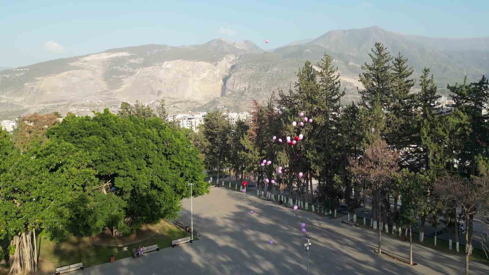 Yıllar süren mücadeleyle meme kanserini yenen kadın ve destekçileri gökyüzüne pembe balon bıraktı
