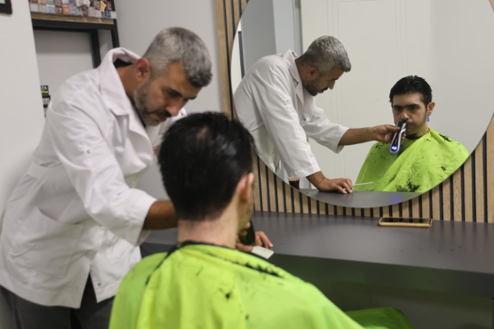 Evden çıkmayan telefon bağımlısı genç, saatler süren diyalogla ikna edilerek 3 yıl sonra duş aldırıldı ve tıraş ettirildi