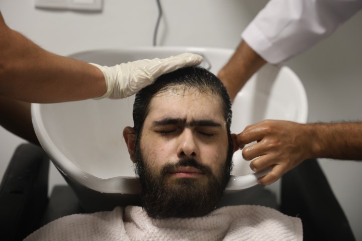 Evden çıkmayan telefon bağımlısı genç, saatler süren diyalogla ikna edilerek 3 yıl sonra duş aldırıldı ve tıraş ettirildi