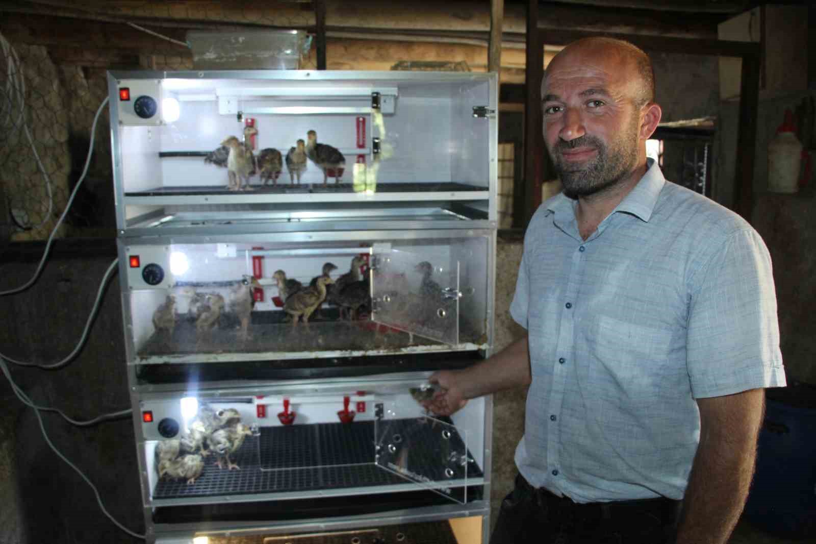 Şırnaklı &ccedil;ift&ccedil;i, engelli aile bireyleri nedeniyle evinden &ccedil;ıkamadı, &ccedil;iftliği eve taşıdı
