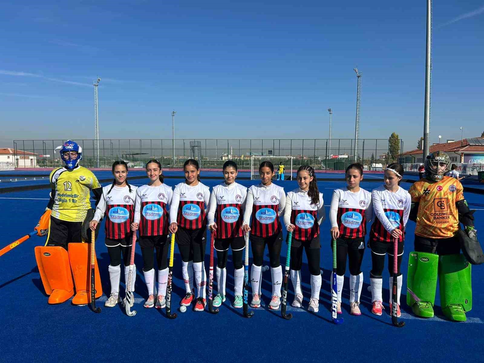 Ege Yıldızları Kadın Hokey Takımı Muğla&rsquo;ya &uuml;&ccedil;&uuml;nc&uuml;l&uuml;kle d&ouml;nd&uuml;
