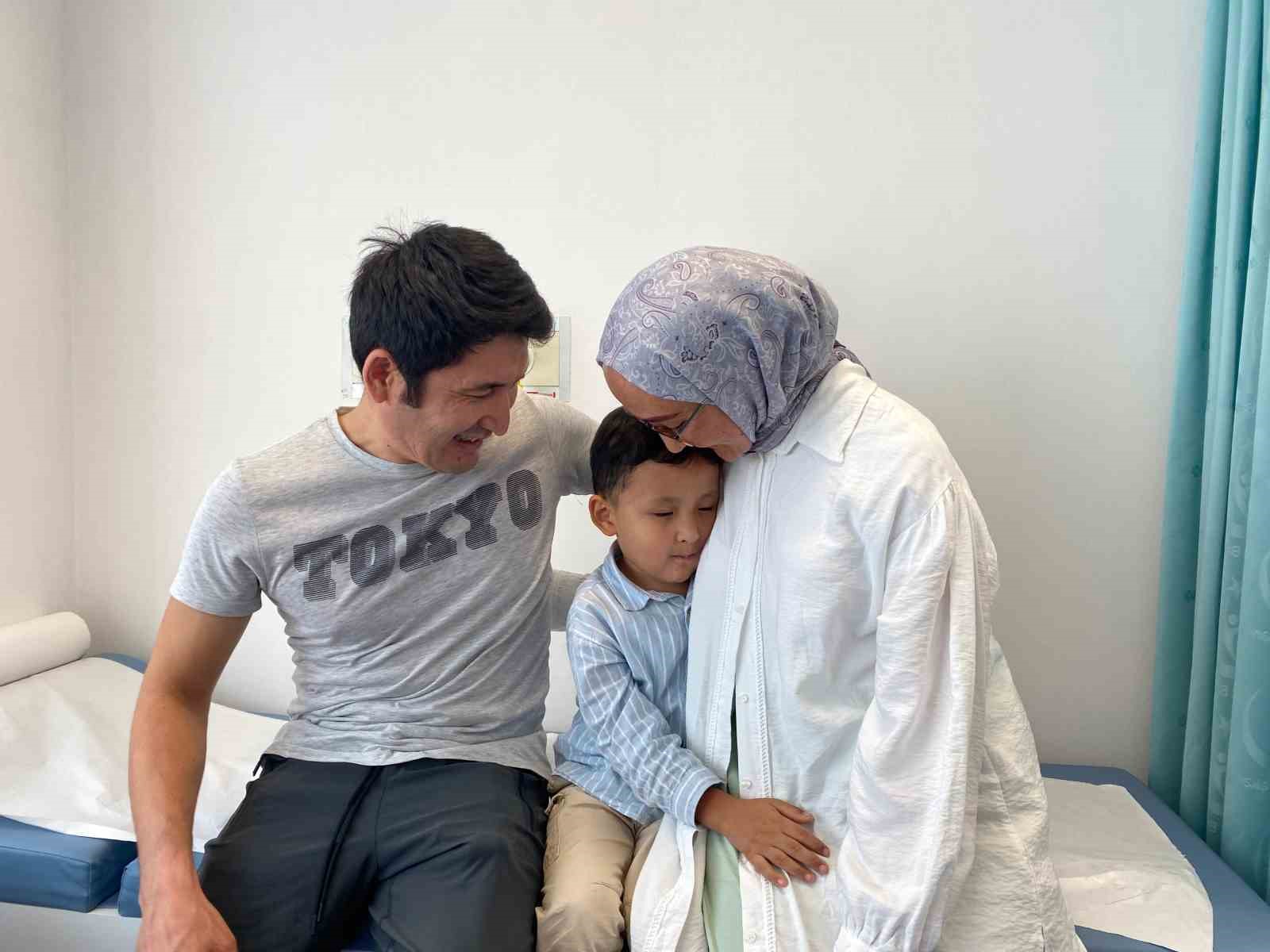 Kırgızistanlı minik Baihan, Türkiye’de yapılan kemik iliği nakliyle hayata tutundu