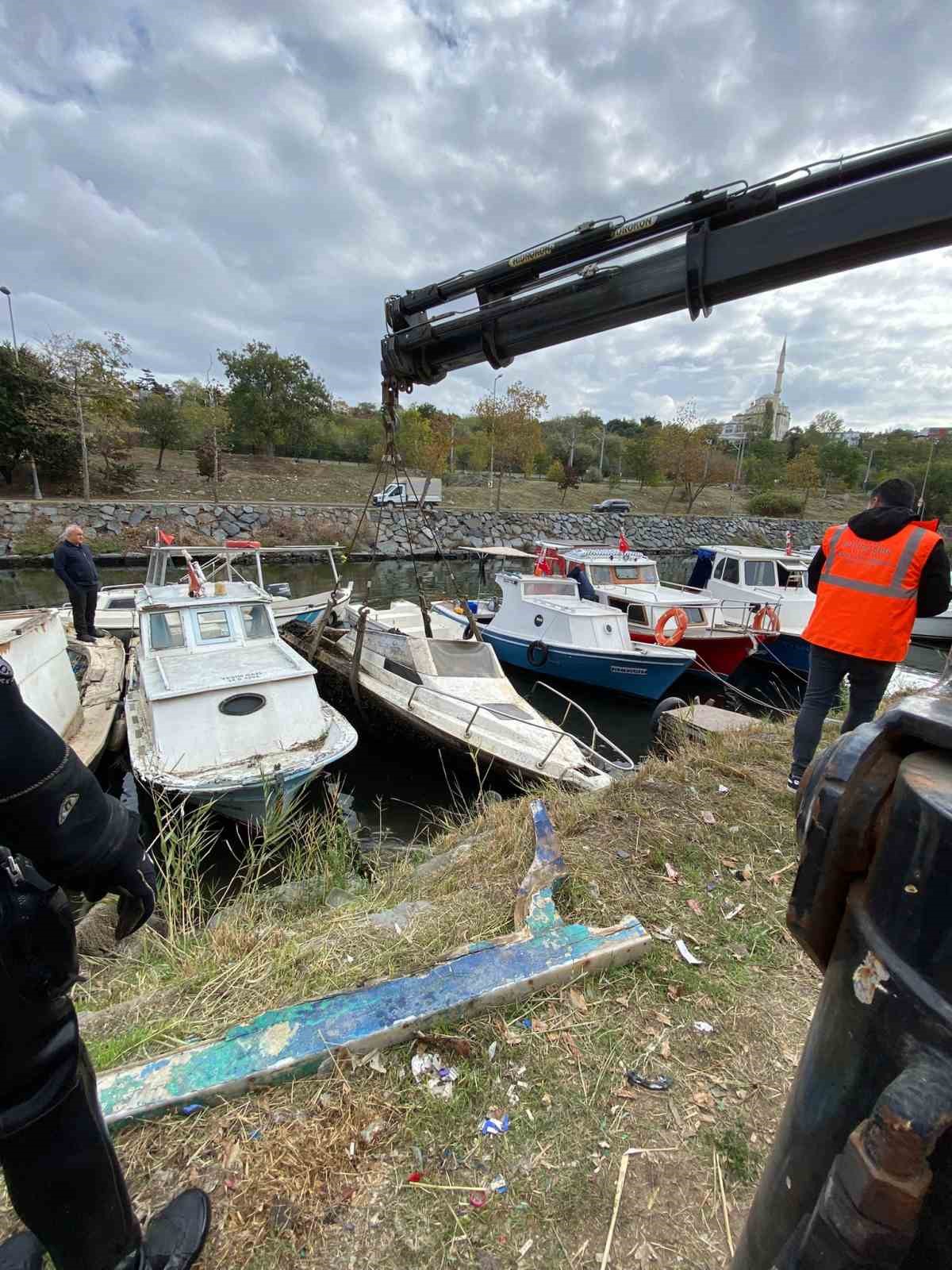 Küçükçekmece Menekşe deresindeki batık tekneler temizleniyor