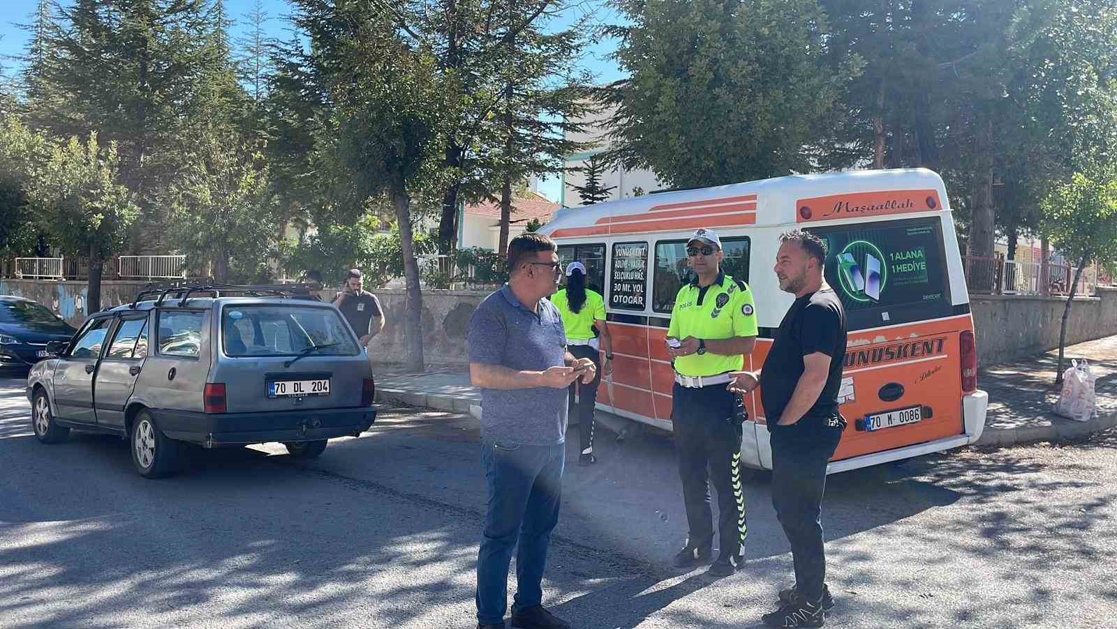 Otomobille &ccedil;arpışan yolcu minib&uuml;s&uuml; kaldırıma &ccedil;ıktı: 3 yaralı
