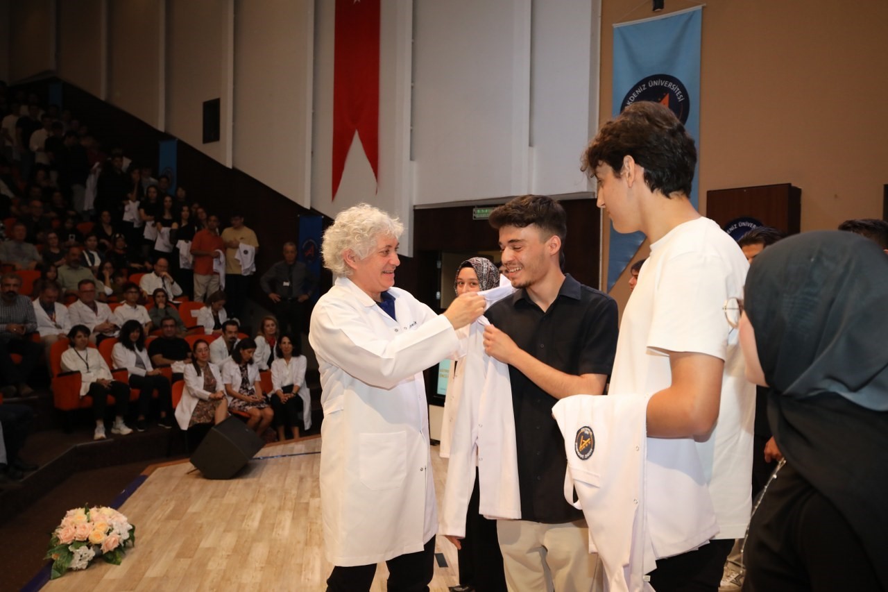 Akdeniz Üniversitesi’nde ’’Beyaz Önlük Giyme Töreni’’ gerçekleştirildi
