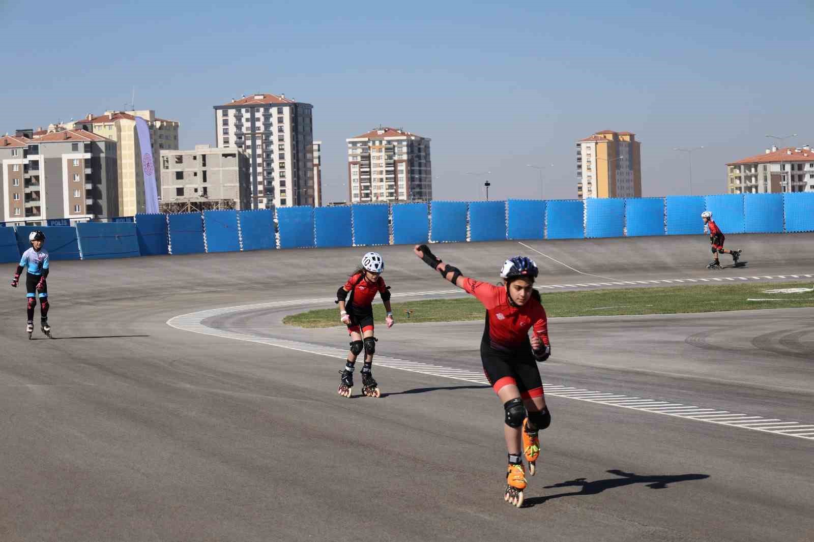 Tekerlekli Paten Kul&uuml;pler T&uuml;rkiye Şampiyonası, Karaman&rsquo;da başladı
