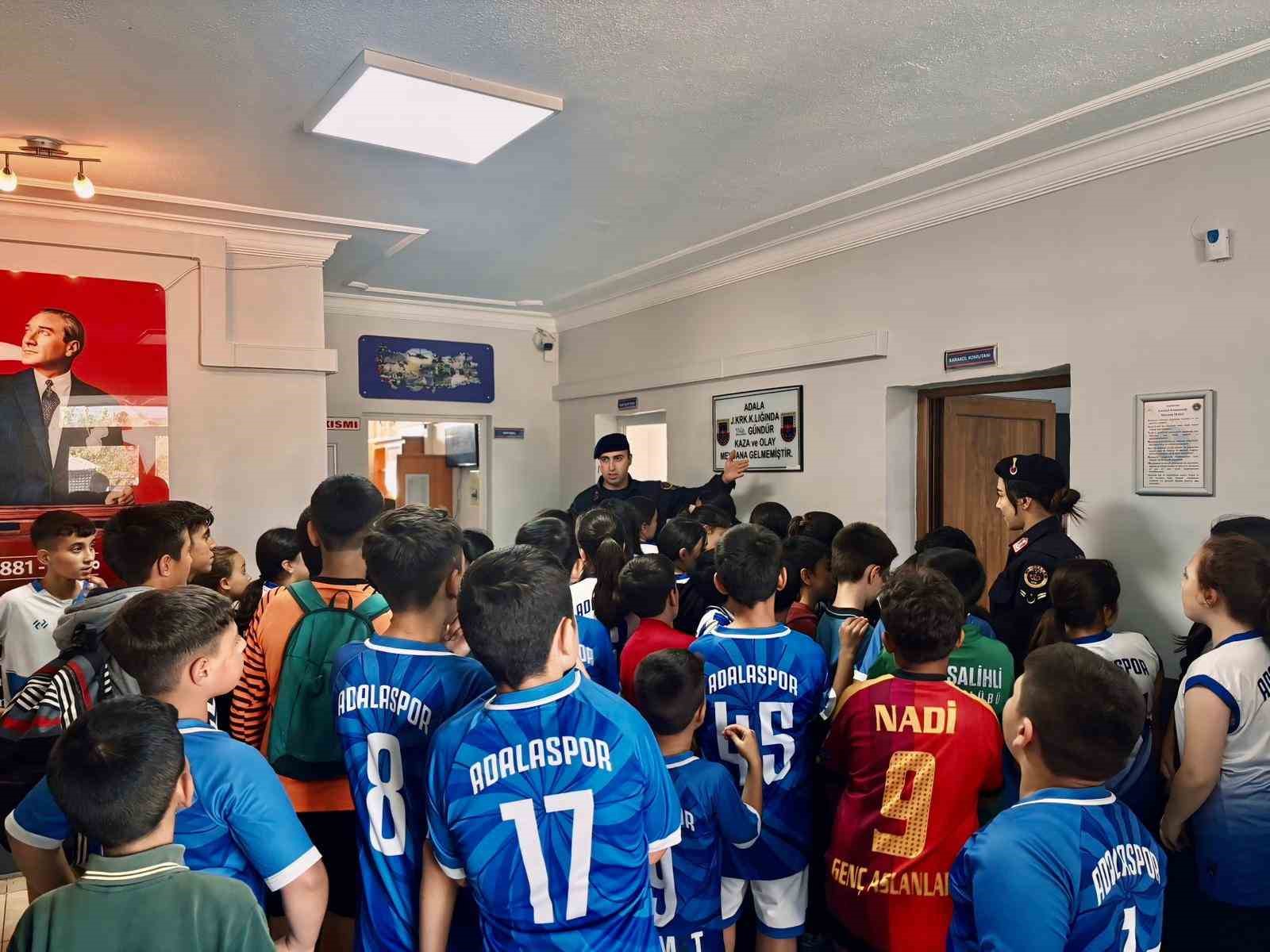 Salihli Adalaspor&rsquo;dan jandarmaya teşekk&uuml;r
