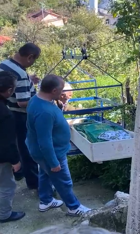 Yol bulunmayan mahallede cenaze teleferikle mezarlığa taşındı
