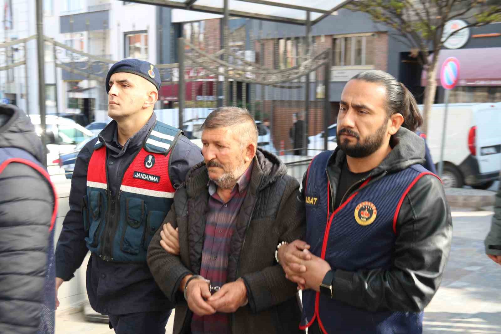 Ağabeyini &ouml;ld&uuml;r&uuml;p temele g&ouml;men sanık: "Bı&ccedil;akla boğazıma sarıldı, korktum k&uuml;rekle vurdum yere g&ouml;md&uuml;m"
