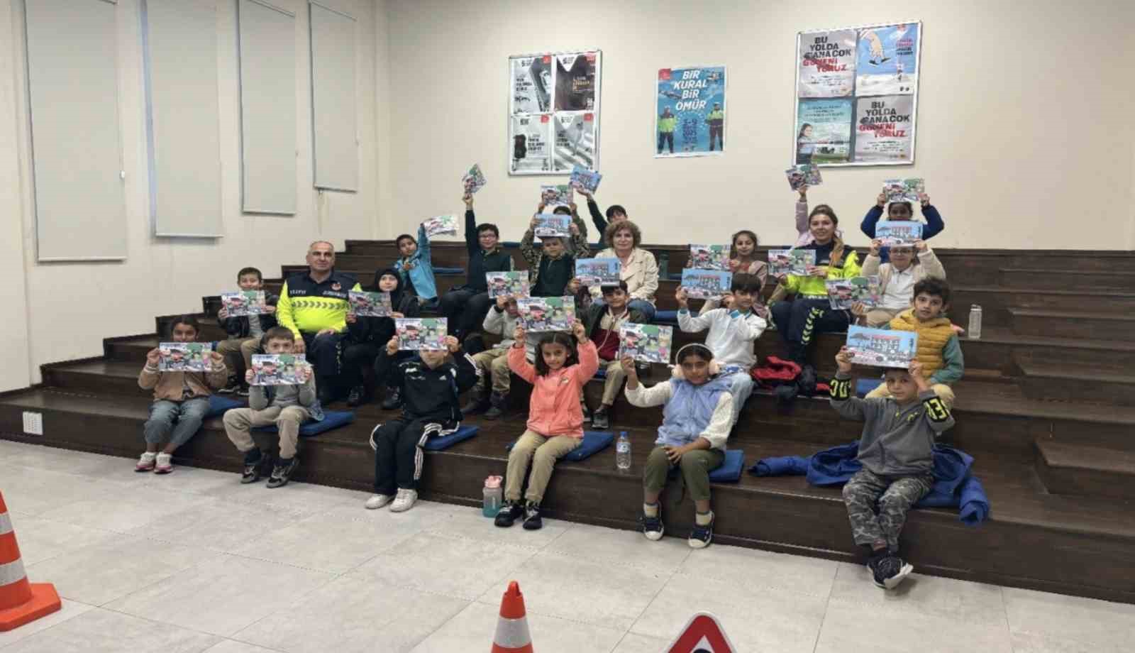 Jandarmadan miniklere trafik eğitimi
